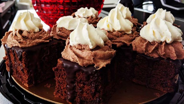 Prajitura Boema – o prăjitura minunată cu glazură de ciocolată