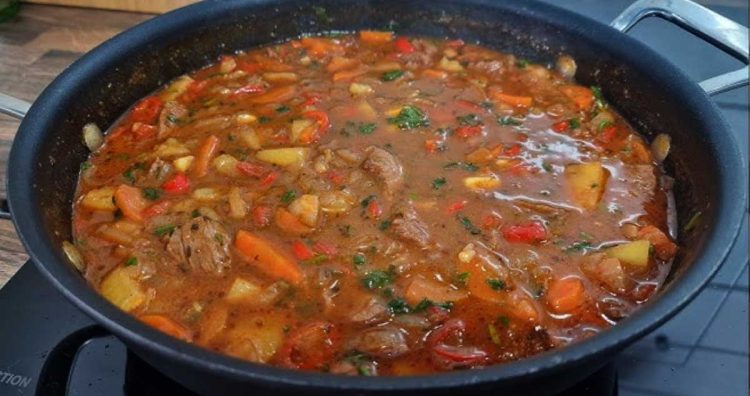 GULAȘ de POST – O rețetă incredibil de GUSTOASĂ, din doar câteva ingrediente