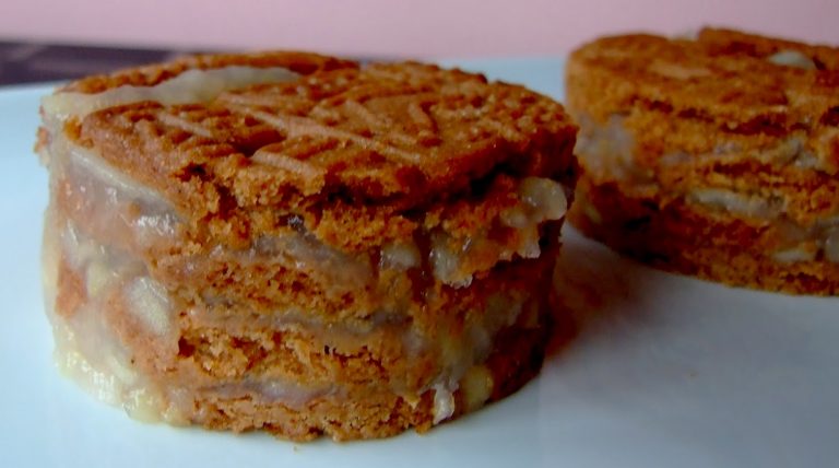 Prăjitură de post cu mere și biscuiți – un desert minunat fără coacere