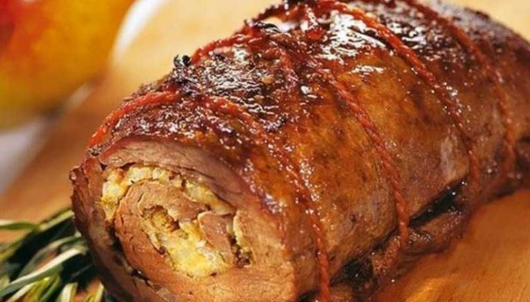 Cel mai căutat aperitiv în perioada Sărbătorilor – ruladă de porc, bine condimentată și gustoasă