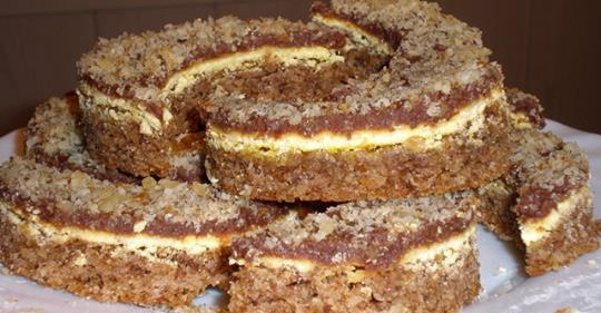 Prăjitură cremoasă, aspectuoasă, fină și aromată – Semilună cu nucă și cremă