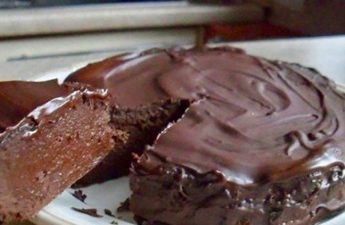 O rețetă cum n-aș fi crezut că există – Tort de ciocolată fără făină, fără zahăr și fără unt