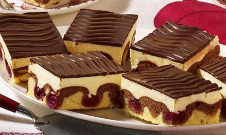 Prăjitură cu cremă de vanilie și vișine. Mmm, cât e de bună!