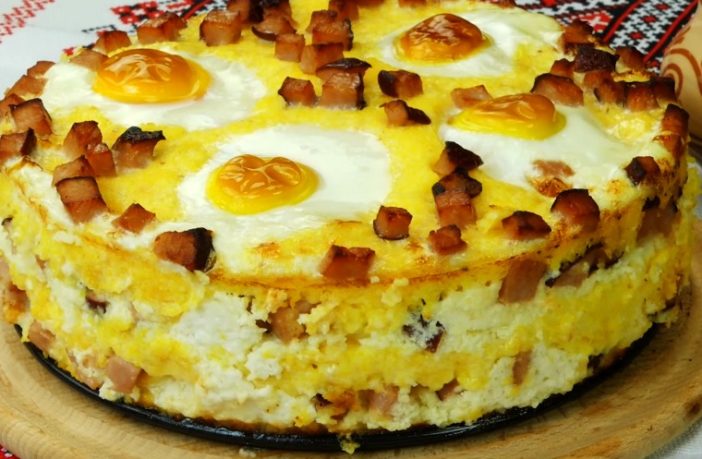 Taci și Înghite – Rețetă tradițională, din mămăligă cu brânză, ou și șuncă de porc