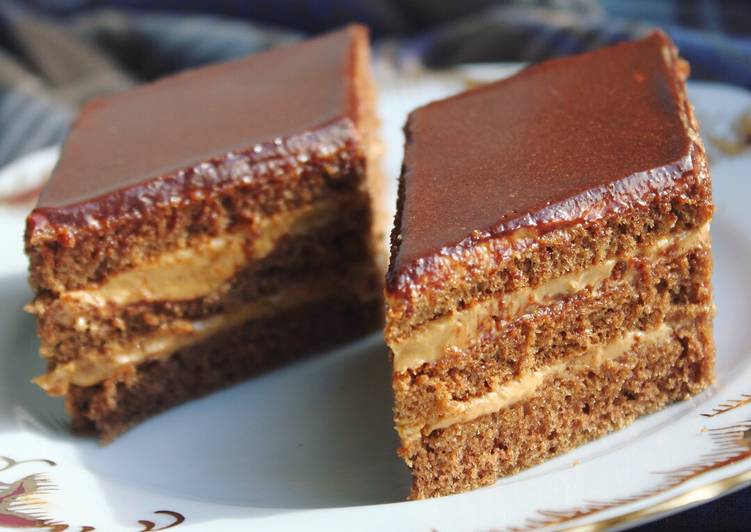 Tort cu cremă de cappuccino și blat de miere – Trebuie să încerci această prăjitură măcar o dată!