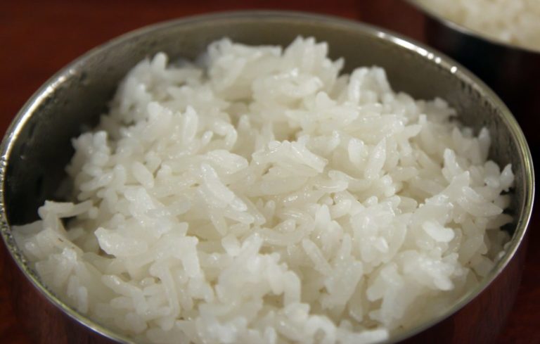 O linguriță de orez pe zi te scapă de dureri articulare, lombare și cervicale