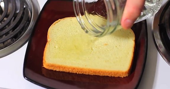 Toarnă niște oțet pe o felie de pâine și las-o în bucătărie peste noapte. Nu-ți va veni să crezi cât e de benefic acest truc simplu!