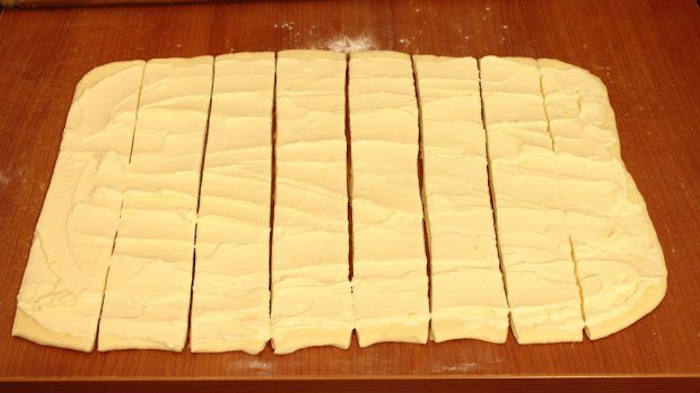 Plăcintă cu brânză aluat fasii