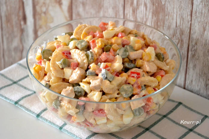 Salată de paste cu pui – o salată rapidă, gustoasă și hrănitoare